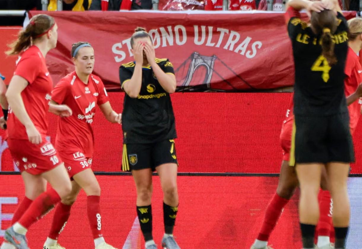 半岛体育官网-颇为尴尬,欧冠资格赛前曼联女足的部分球鞋在托运中丢失