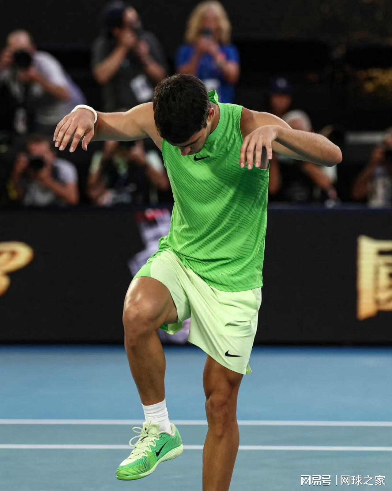 半岛体育-有人正年轻，也有人从未老去！德约阿卡是网球之幸！