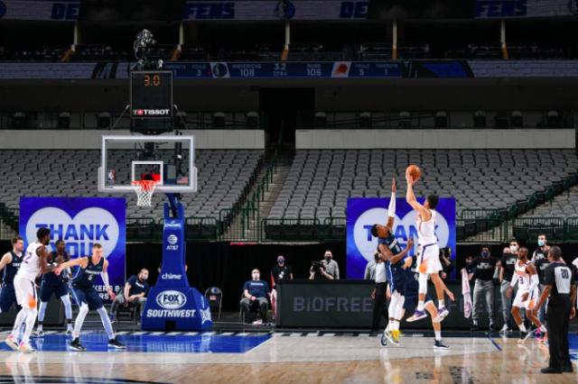 半岛体育-复出首战布克便命中绝杀 关键球战术竟源自保罗?